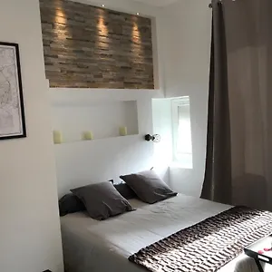 https://lescapade-de-lyon-charpennes-jacuzzi-et-emplacement-idal.hotels-rhonealpes.com